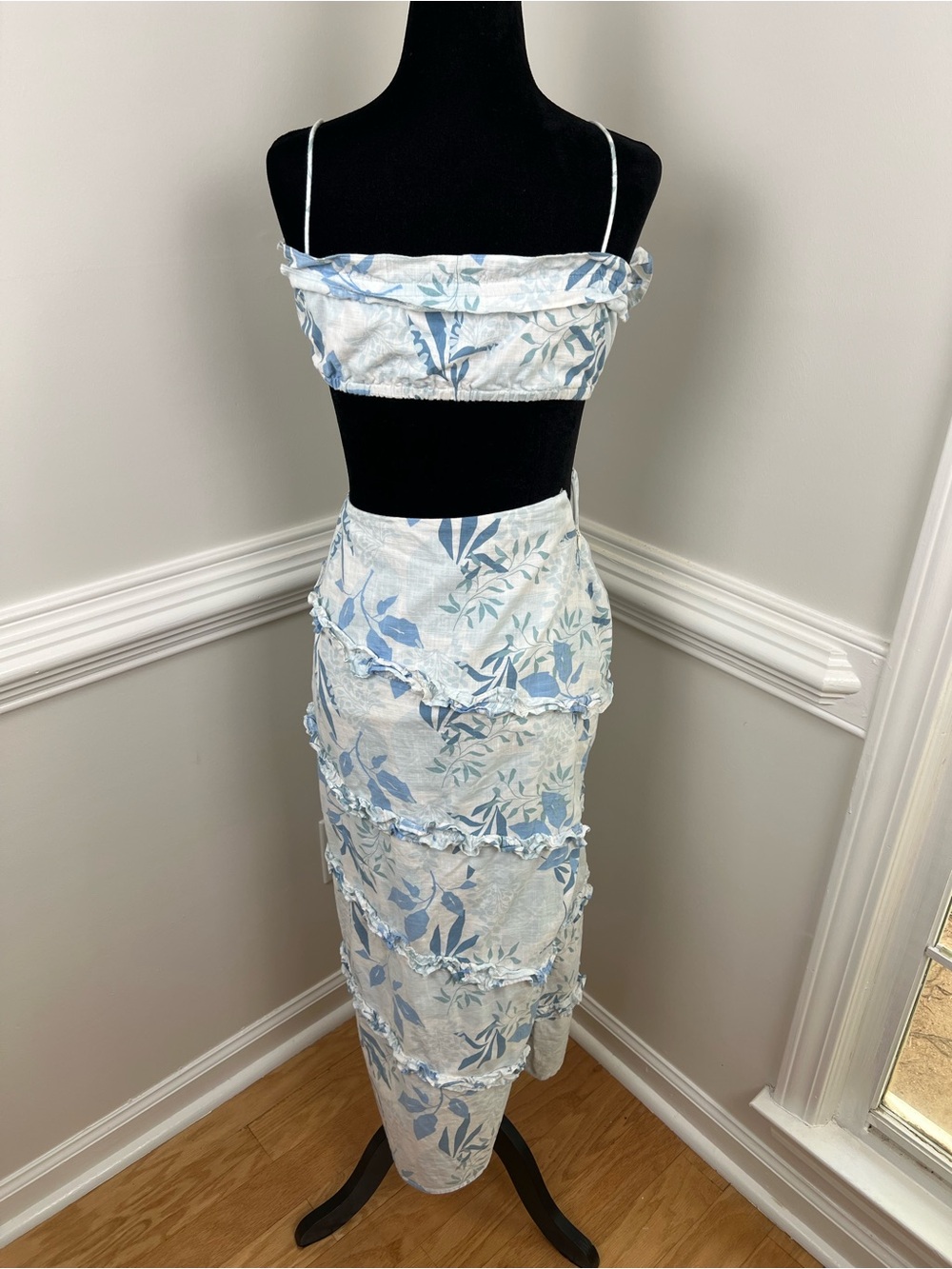SABO SKIRT Jaida Blue Floral Midi Dress with Cutout Ruffle - 100% Cotton - Picture 4 of 12